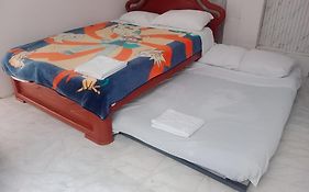C Apartaestudio central amoblado con cocina y baño